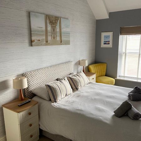 Stylish Tenby Apartment, Great Location, Parking Exterior photo